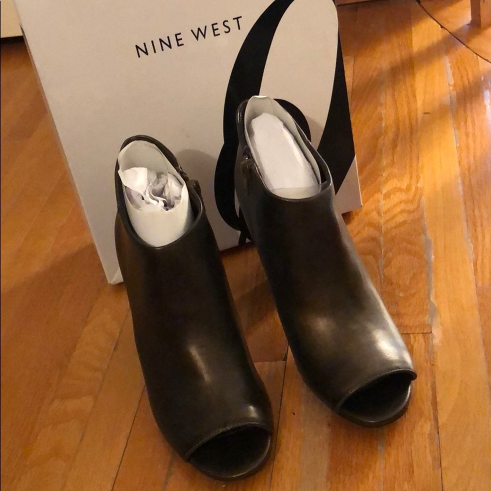 NEW WITH TAGS •• NINE WEST BOOTIES